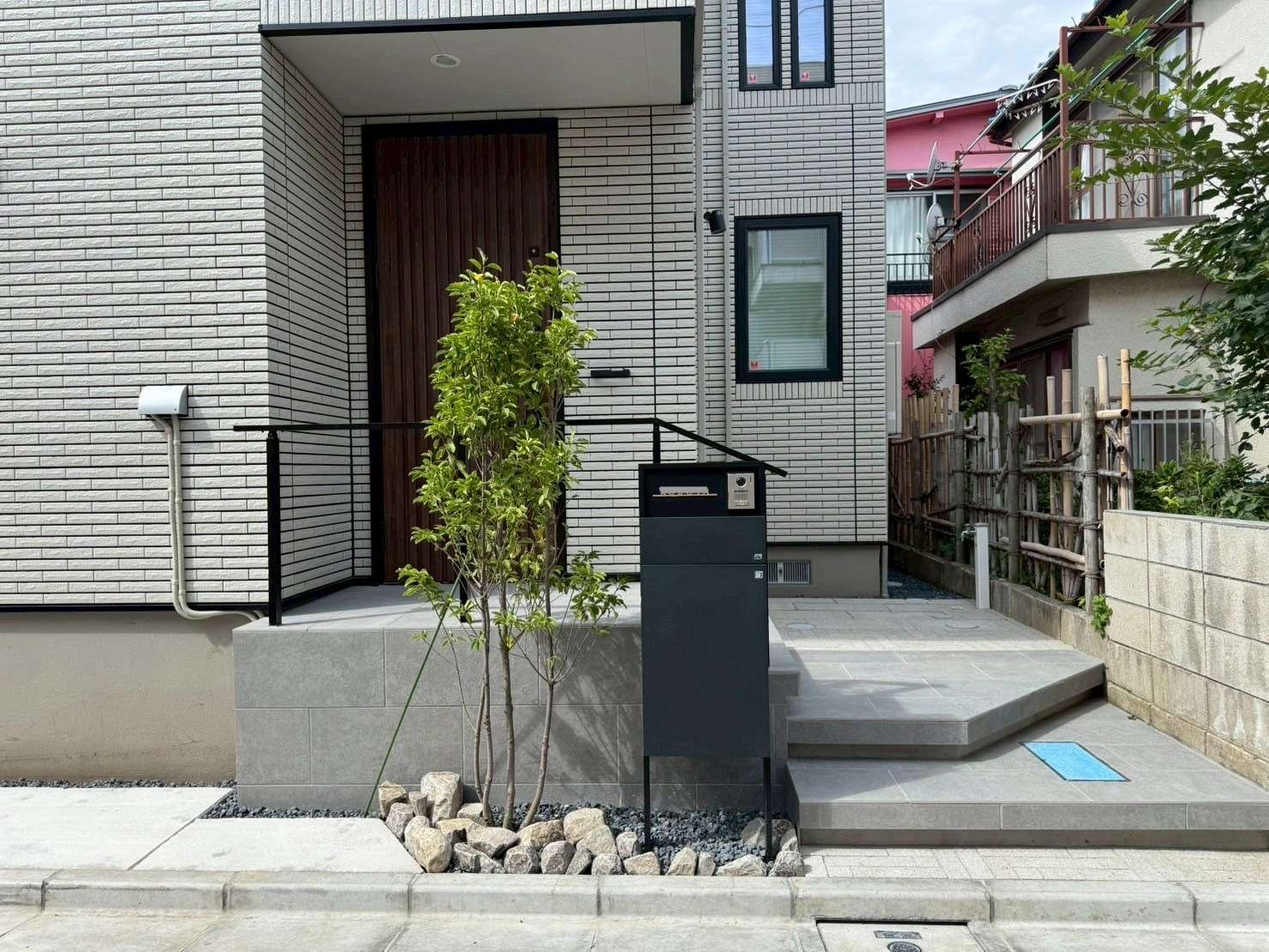 大きめの浮き階段でゆとりのあるアプローチ